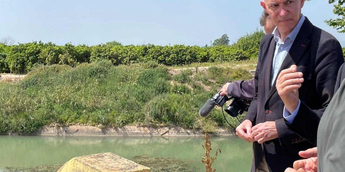Gosálbez respalda a los regantes en la suelta de agua de Sueca y defiende el campo valenciano en el inicio del arroz