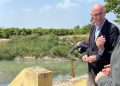Gosálbez respalda a los regantes en la suelta de agua de Sueca y defiende el campo valenciano en el inicio del arroz