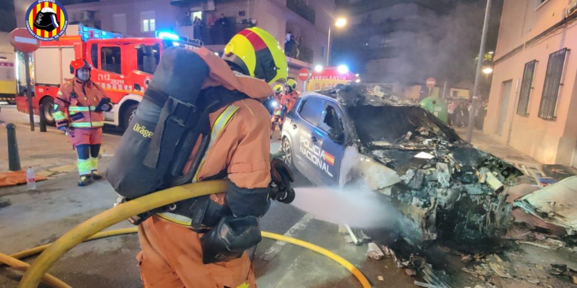 Aparatoso choque de un vehículo policial contra una vivienda en Alaquàs desata un incendio