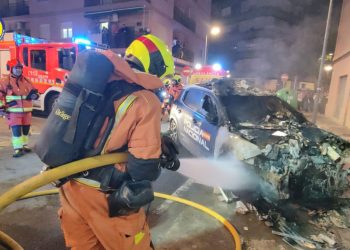 Aparatoso choque de un vehículo policial contra una vivienda en Alaquàs desata un incendio