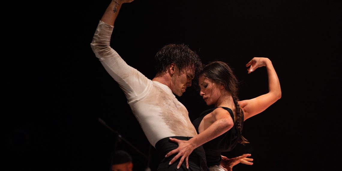 Led Silhouette inaugura el festival «Dansa València» con ‘Ultimátum’