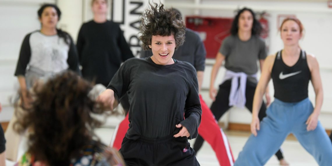 La coreógrafa Natalia Fernandes trae su metodología de danza al ciclo ‘Cuerpos Porosos’ de Espai LaGranja