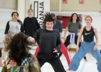 La coreógrafa Natalia Fernandes trae su metodología de danza al ciclo ‘Cuerpos Porosos’ de Espai LaGranja