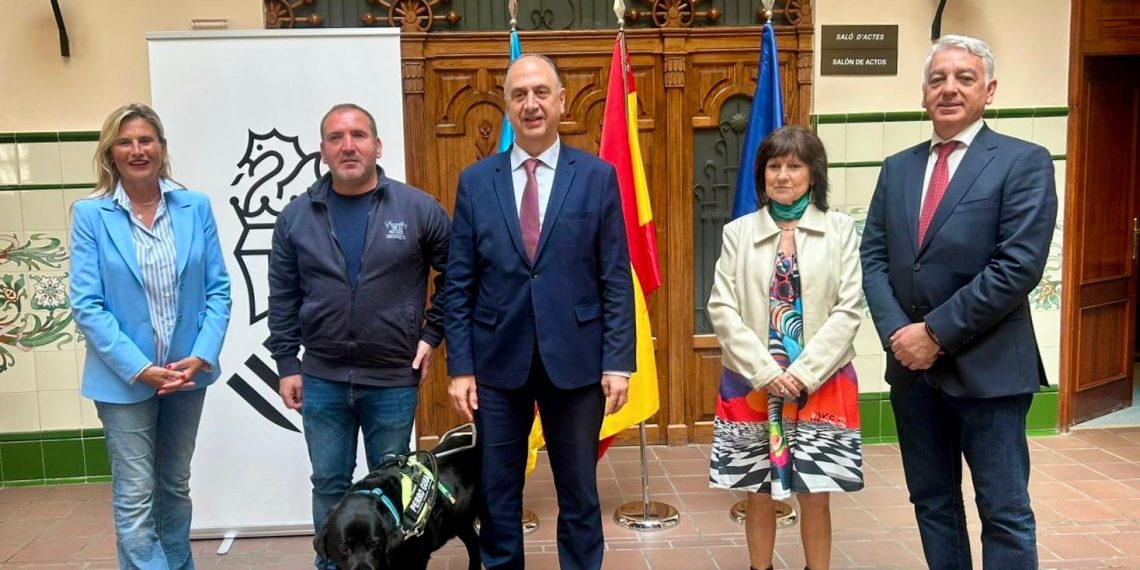 Emergencias y la Asociación de Usuarios de Perros Guía colaboran para mejorar el rescate de personas con discapacidad visual