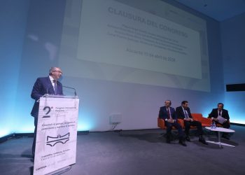 Toni Pérez pide más inversión en infraestructuras en la clausura de un congreso internacional en Alicante