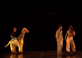 El Rialto acoge ‘Les girafes dormen dretes’, la nueva propuesta de La Subterránea