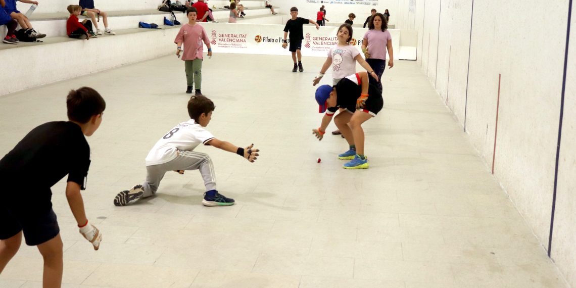 Más de 500 escolares participan en la Trobada de Pilota a l’Escola celebrada en Dénia