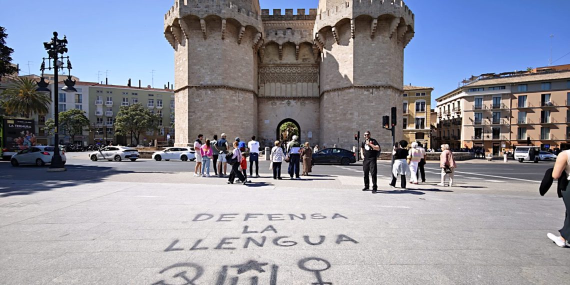 Lo Rat Penat denuncia pintadas en las Torres de Serranos tras la manifestación del 25 de abril