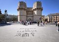 Lo Rat Penat denuncia pintadas en las Torres de Serranos tras la manifestación del 25 de abril