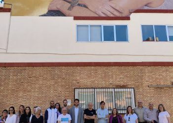 Alzira inaugura un mural feminista contra la violencia de género en un espacio público
