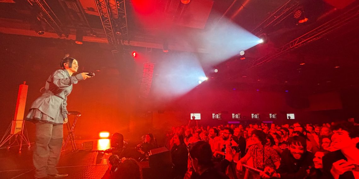 Maria Arnal conquista el Auditorio Roig Arena con la presentación de su nuevo álbum ‘Ama’