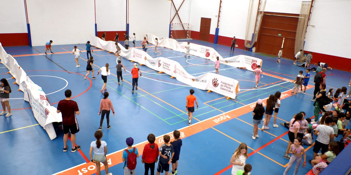 350 alumnos participan en Agost en la Trobada de Pilota a l’Escola