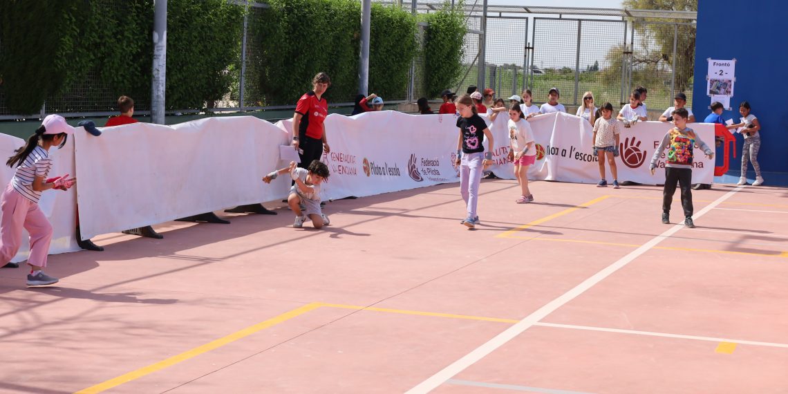 Massalfassar reúne a cientos de escolares en una nueva jornada de Pilota a l’Escola