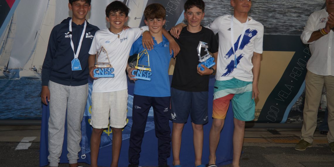 Tomás Carbonell, Nikole Douglass y Connor Woods, campeones autonómicos de Optimist 2026
