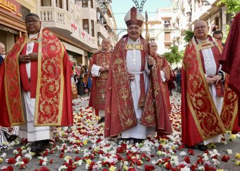 El arzobispo Enrique Benavent preside en Alcoy la misa del Jubileo de San Jorge en el 750 aniversario
