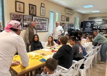 Los talleres infantiles recuperan la tradición de las monas de Pascua en las pedanías de Valencia