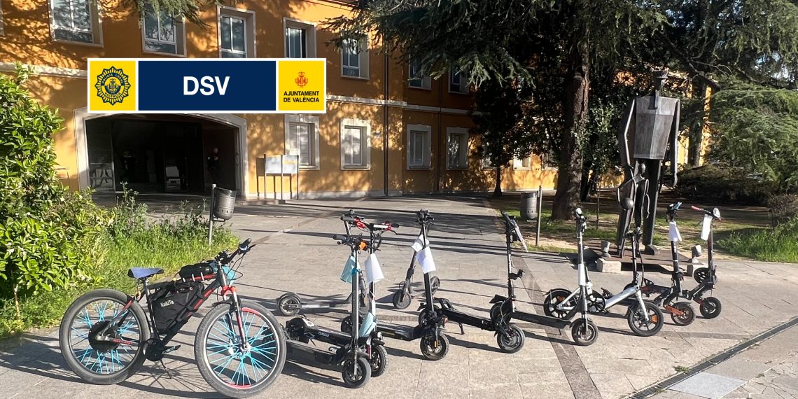 La Policía Local de Valencia interviene diez patinetes eléctricos y una bicicleta en una concentración