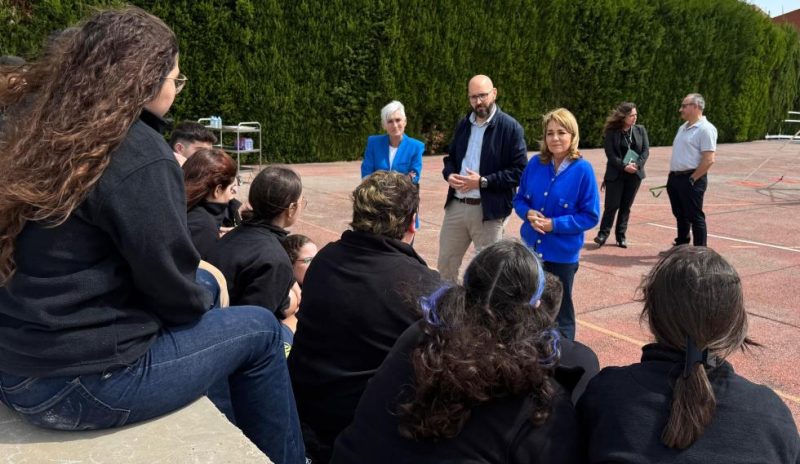 Camarero pone en valor el Voluntariado del IVAJ con menores en Benicasim