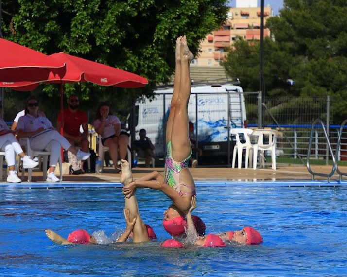 La natación artística autonómica brilla en Nazaret