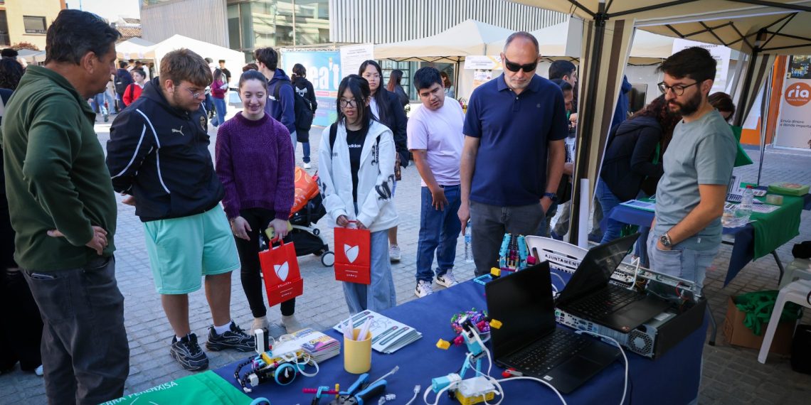 Torrent reúne a cerca de 40 entidades en la V Feria de la FP para acercar la formación y el empleo a los jóvenes