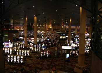 Del blackjack en salas exclusivas al formato multifuncional: la historia de los casinos en la Comunidad Valenciana