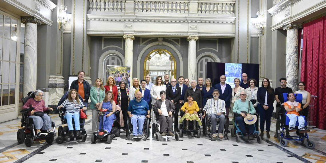 Valencia será la primera ciudad europea en disponer de puntos de baño adaptados en las playas específicamente para personas con parálisis cerebral