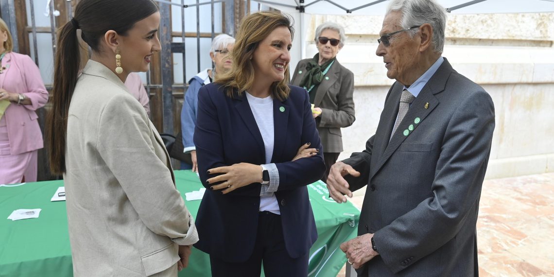 Valencia sale a la calle en la cuestación contra el cáncer con 100 mesas solidarias
