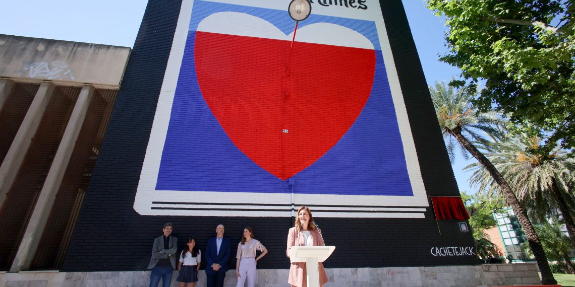 Valencia inaugura el mural “The Heartbeat of the Ocean” en la Hemeroteca Municipal