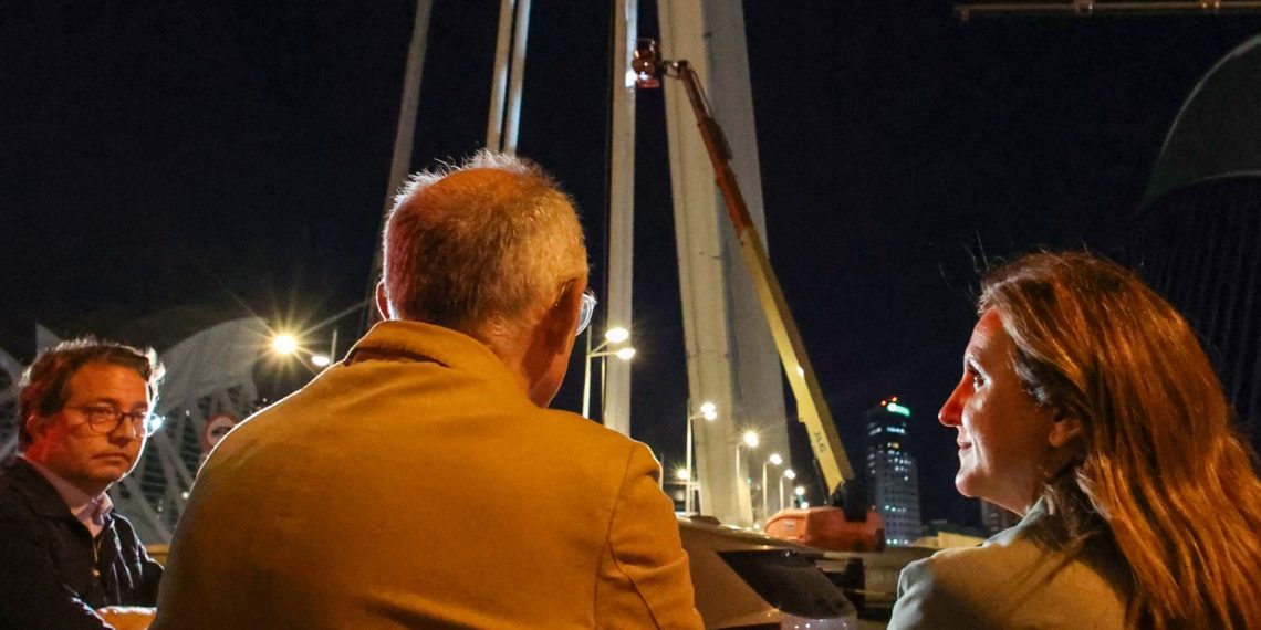 Escaladores y operadores en grúas que alcanzan los 90 metros de altura trabajan para reparar y mejorar el Pont de l’Assut de l’Or