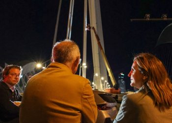 Escaladores y operadores en grúas que alcanzan los 90 metros de altura trabajan para reparar y mejorar el Pont de l’Assut de l’Or