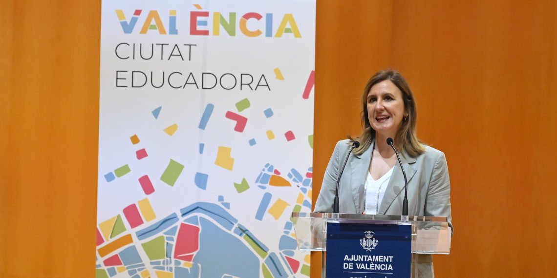 María José Catalá entrega los diplomas del programa educativo “Por una Ciudad en Convivencia”