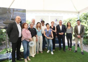 Albatera da inicio a la campaña de la breva con su tradicional corte simbólico en Alicante