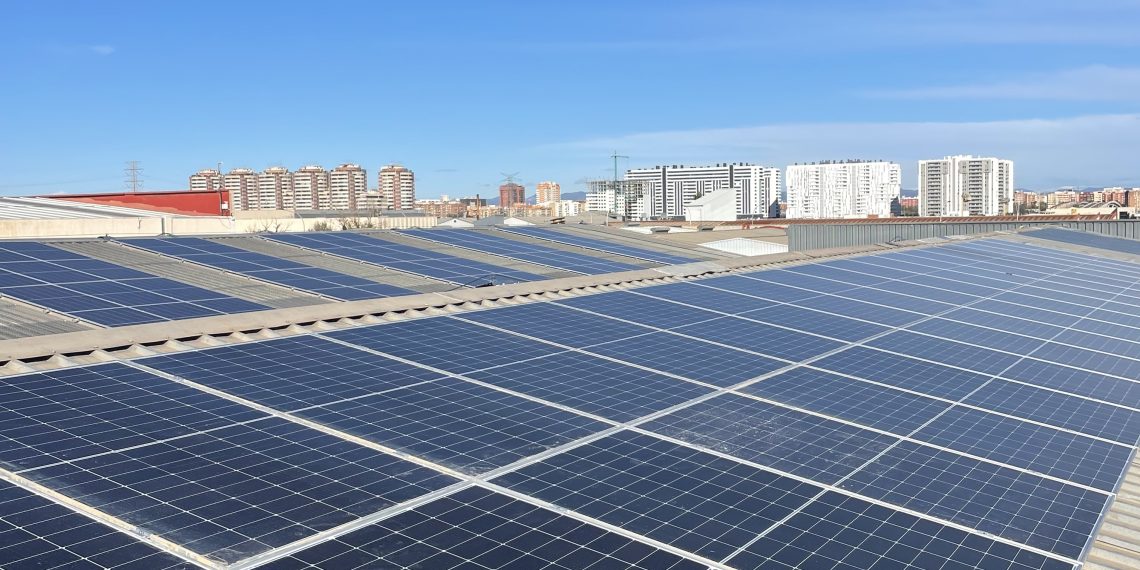 Hasta 12 hogares vulnerables recibirán energía renovable gratuita gracias a las comunidades energéticas de Castellar-L’Oliveral y Horno de Alcedo