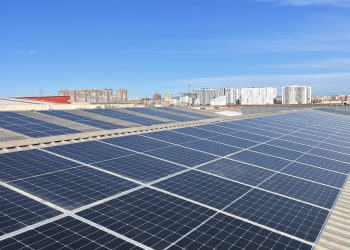 Hasta 12 hogares vulnerables recibirán energía renovable gratuita gracias a las comunidades energéticas de Castellar-L’Oliveral y Horno de Alcedo
