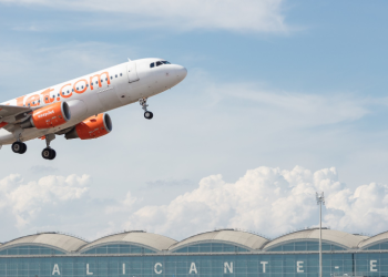 Los aeropuertos de Valencia y Alicante baten récords y urgen a acelerar su ampliación