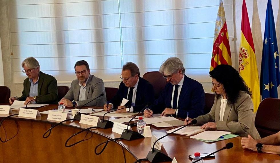 La Generalitat exige unidad política y social para salvar al sector azulejero de Valencia