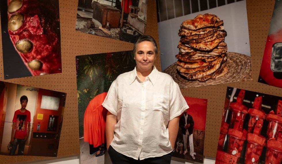El IVAM reúne 252 imágenes de Cristina de Middel en una exposición sobre la saturación visual en Valencia