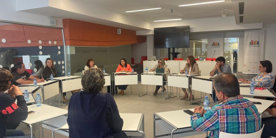 Carmen Ortí refuerza el apoyo del Consell a los equipos directivos de la Marina Baixa