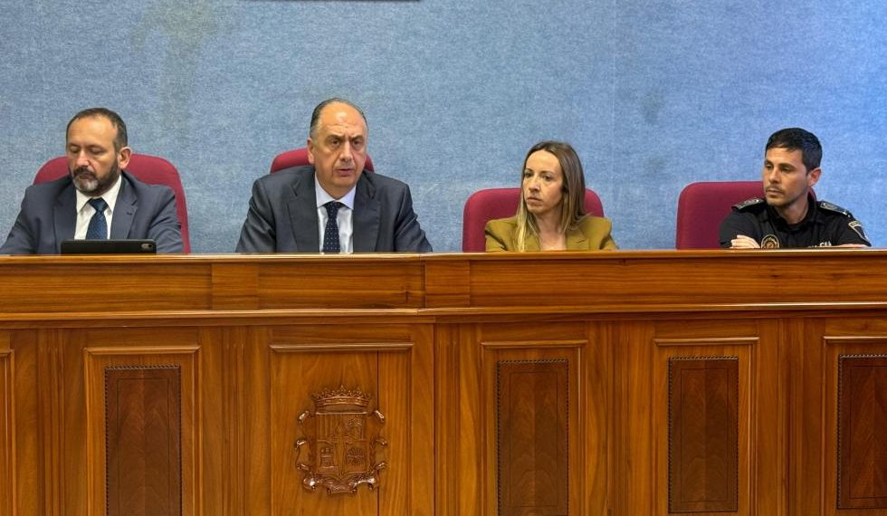 Emergencias impulsa el carné identificativo único para policías locales en varios municipios valencianos