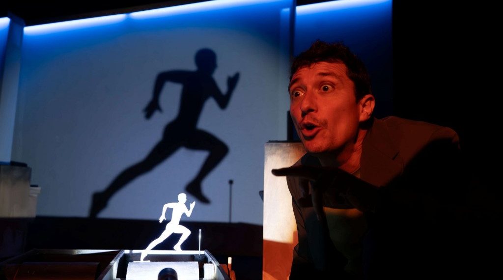 El Teatre Arniches recibe el espectáculo de magia ‘aLUZina’ de Nacho Diago