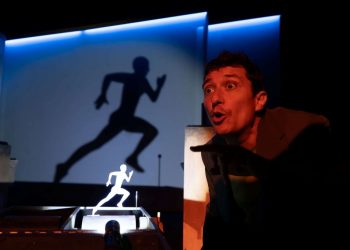 El Teatre Arniches recibe el espectáculo de magia ‘aLUZina’ de Nacho Diago