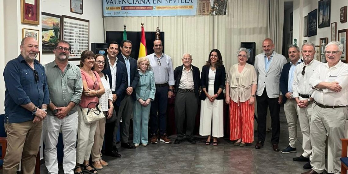 Nuria Martínez refuerza los vínculos con los valencianos residentes en Sevilla