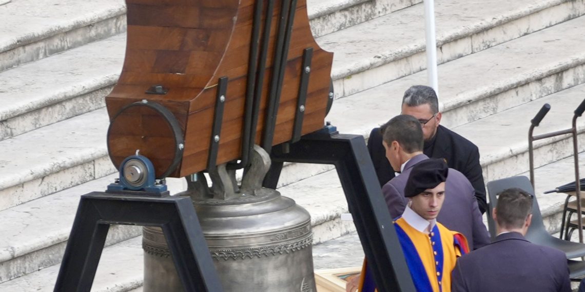El Papa León XIV bendice en el Vaticano la nueva campana de San Nicolás de Valencia