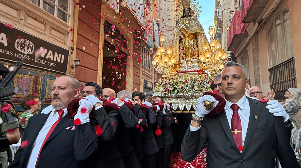La imagen de la Virgen de los Desamparados será llevada a hombros por diversas collas de portadores en la Solemne Procesión