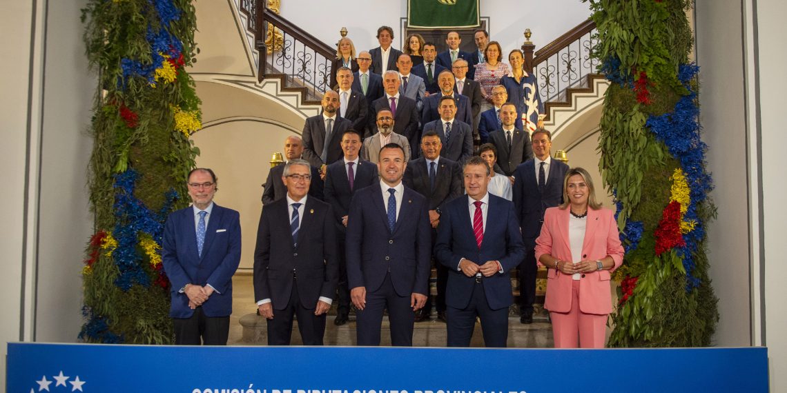 Mompó reclama una financiación justa para los municipios en la comisión de diputaciones y cabildos