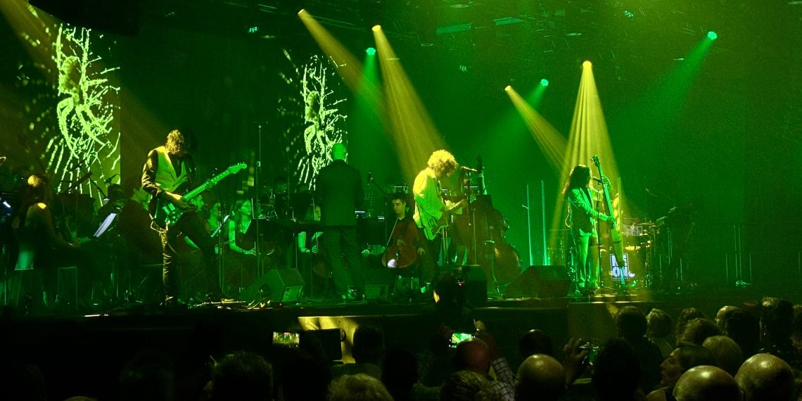 La banda Neon Collective homenajea a The Cure, U2 y Depeche Mode en la sala Auditorio Roig Arena