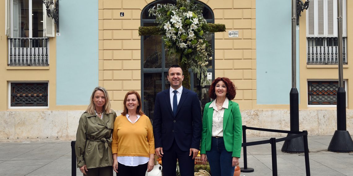 La Diputación de Valencia se suma a la festividad de la Cruz de Mayo en la plaza de Manises