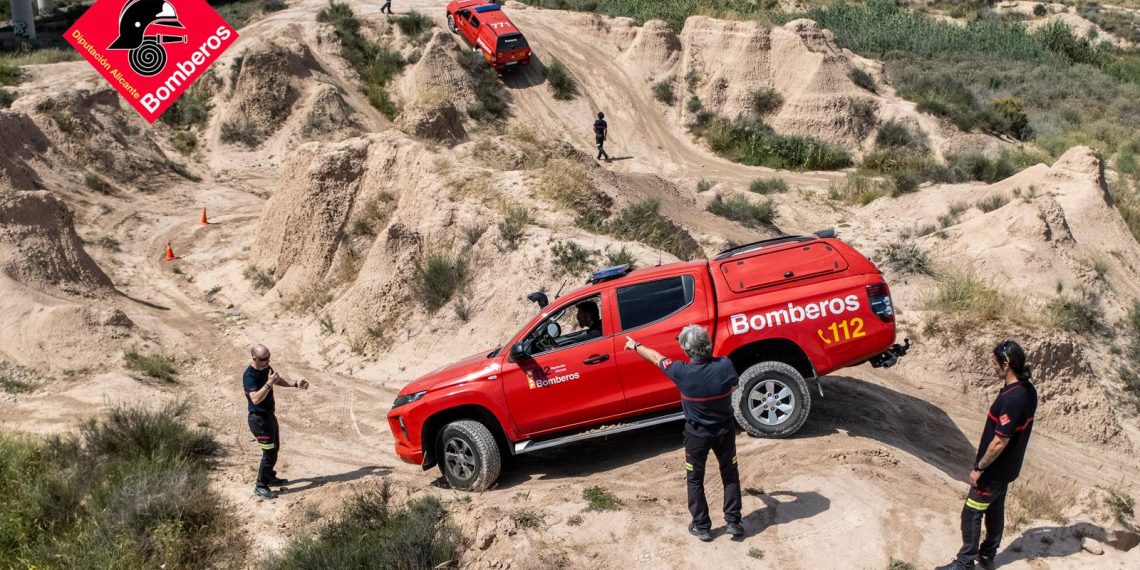 Los bomberos de la Diputación de Alicante se forman en conducción 4×4 extrema