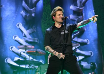 Dani Martín revive 25 años de éxitos en el Roig Arena