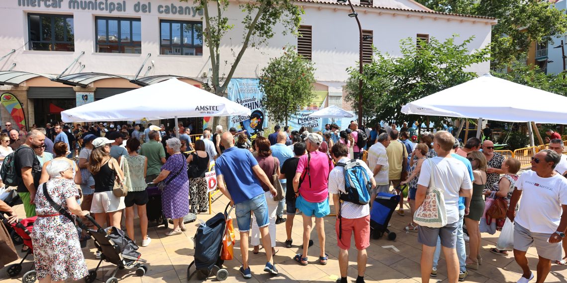 El Mercado del Cabañal celebra la IV Entrada de la Clóchina con 4.000 degustaciones